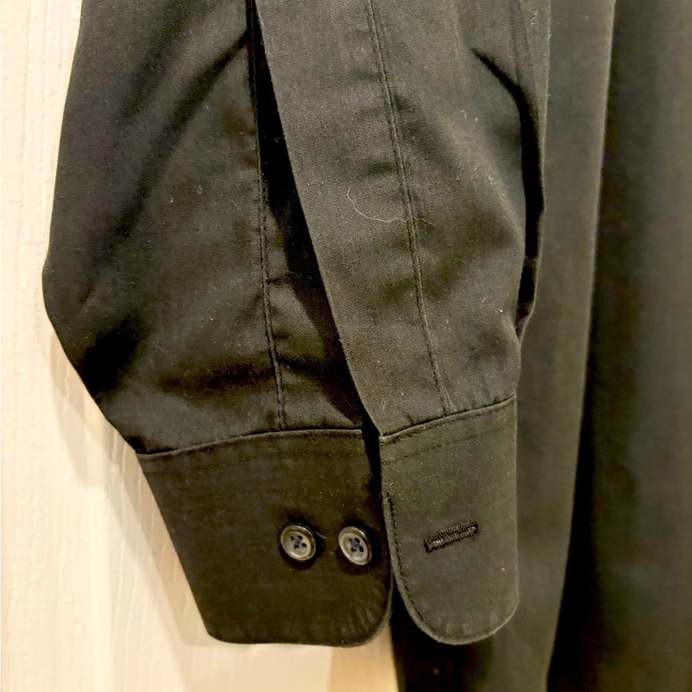 Van Heusen men’s Classic Black Button-Up Shirt
Wrinkle, free size medium